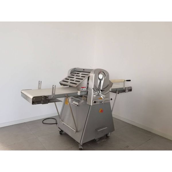 Línea de producción de pan de croissant pequeño de acero inoxidable para panaderías / cafeterías