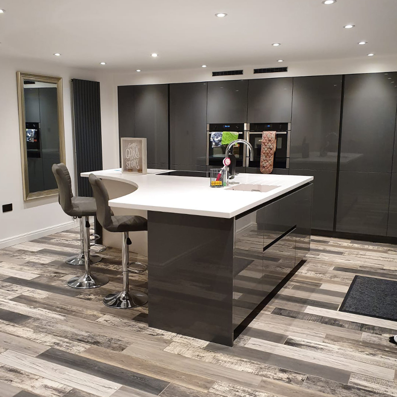 Lacquer Finished Kitchen Cabinet with Acrylic Door Panel and Quartz Stone Countertop