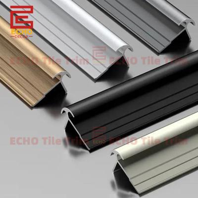 Panel de la pared de la esquina externa de aluminio cromo y bordes 8 mm