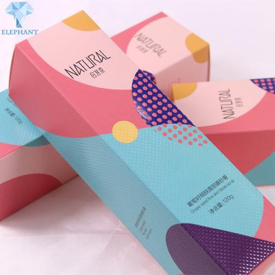 Deslocado imprimindo caixas de papel recicladas