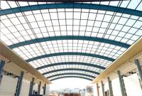 Edifício com Estrutura de Aço com Telhado em Arco e Vigas em Perfil H, Durabilidade de 50 Anos