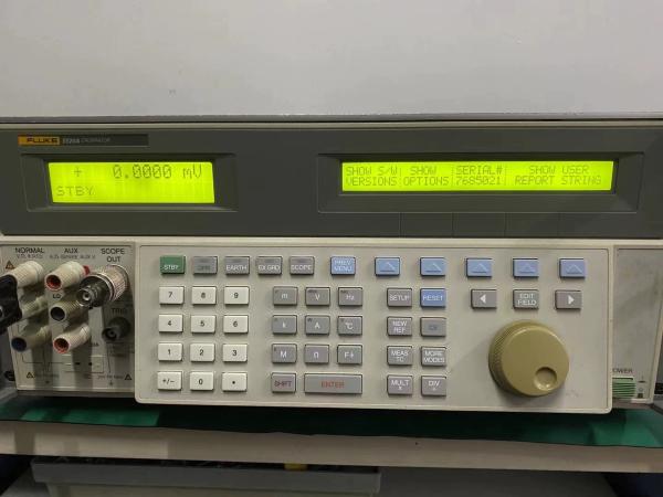 1020 V / 20 A Multi Product Calibrator Fluke Calibrator 5520a