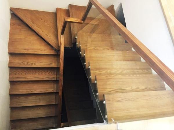 Straight Stringer Staircase VK02S Handrail: wooden Tread: Beech Balustrade: glass Stringer: Carbon Steel