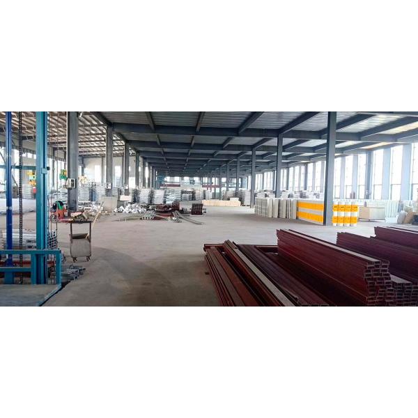 Edificio moderno de la fábrica de la estructura de acero con la construcción del taller del metal del entresuelo