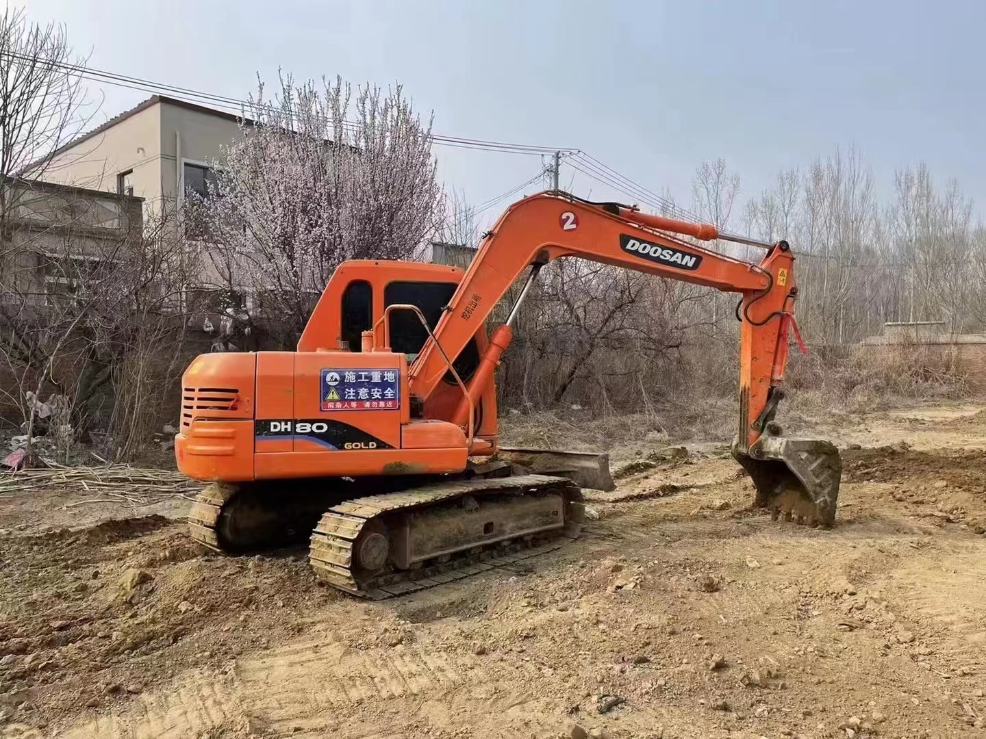 Использованный экскаватор весом 8 тонн в хорошем состоянии.