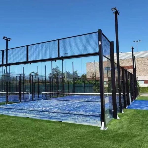 Un terrain de padel professionnel sur le toit, équipement de tennis résistant aux intempéries.