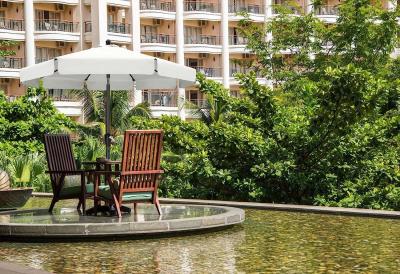 Patio Umbrellas 9' Light Beige, Outdoor Umbrella Market Table Umbrellas with Push Button Tilt and Crank