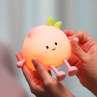 2024 Nouveau luminaire de nuit créatif en forme de pêche Lumière de bureau douce silicone 7 couleurs changeantes soins oculaires Lumière de nuit pour enfants Cadeaux
