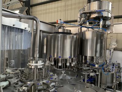 3 giratórios em 1 automatizaram o equipamento de engarrafamento com os SS 314 materiais, estrutura compacta
