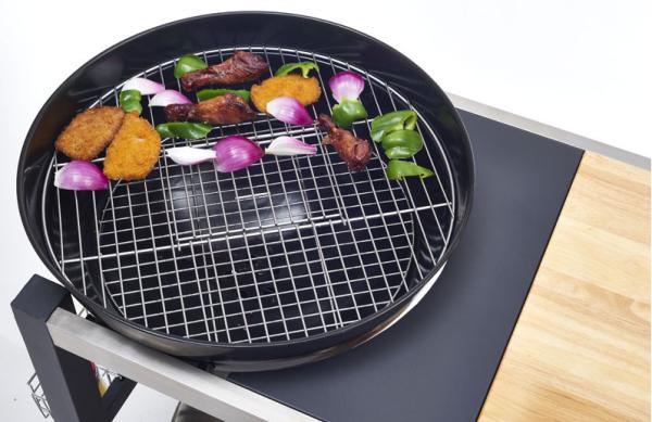 Grade comercial exterior do BBQ do carvão vegetal dos equipamentos da cozinha com armário e tabela