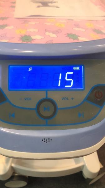 Branco do trole do bebê do hospital da carga do controle de sistema hidráulico 25kg da ucha do bebê da cama da criança do hospital