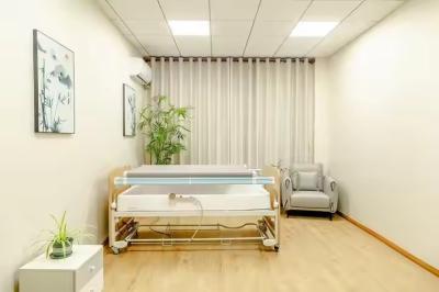 Intelligent suspended nursing bed suitable for elderly and disabled people's bathing care