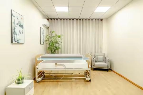 Intelligent suspended nursing bed suitable for elderly and disabled people's bathing care