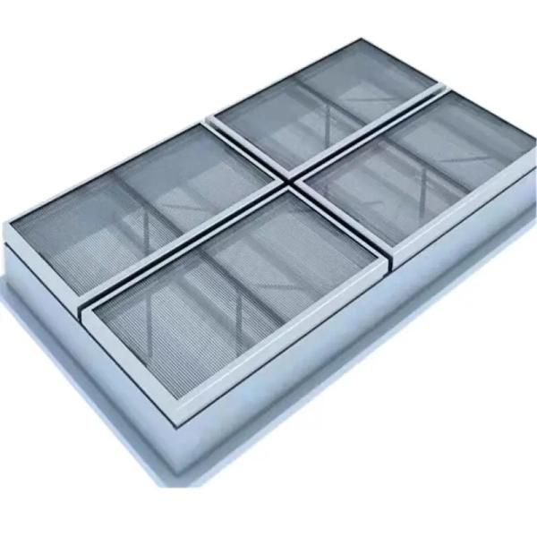 Une ligne usine électrique de lucarne d'échappement de fumée allumant la lucarne du feu