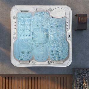 Un jacuzzi personnalisable avec désinfection UV et système de contrôle Balboa