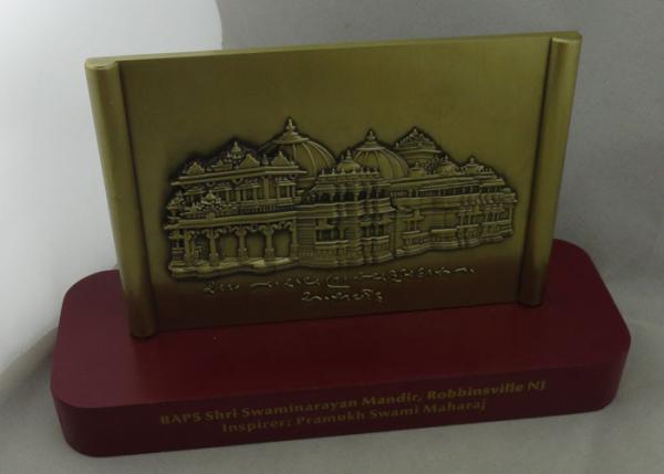 Antique Brass Desk Badges Wooden Standard With Zinc Alloy Badges 3D