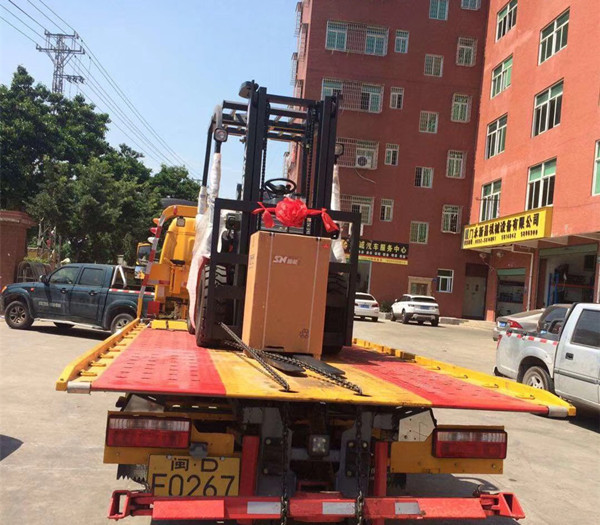 Four Wheel Electric Forklift Truck 3 Stage Free Lifting Mast 2.5 Ton Capacity