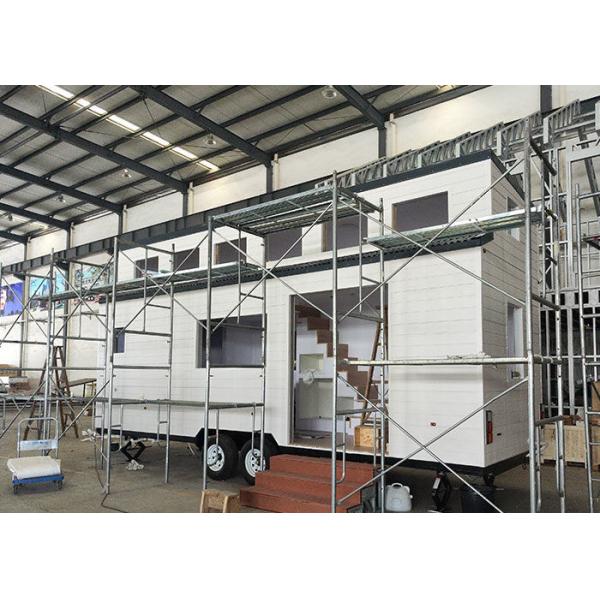 Современный крошечный дом на колесах с солнечными батареями