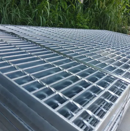 Hot Dip Galvanized 25X5 Serrated Steel Grating for Heavy Duty Industrial Platforms