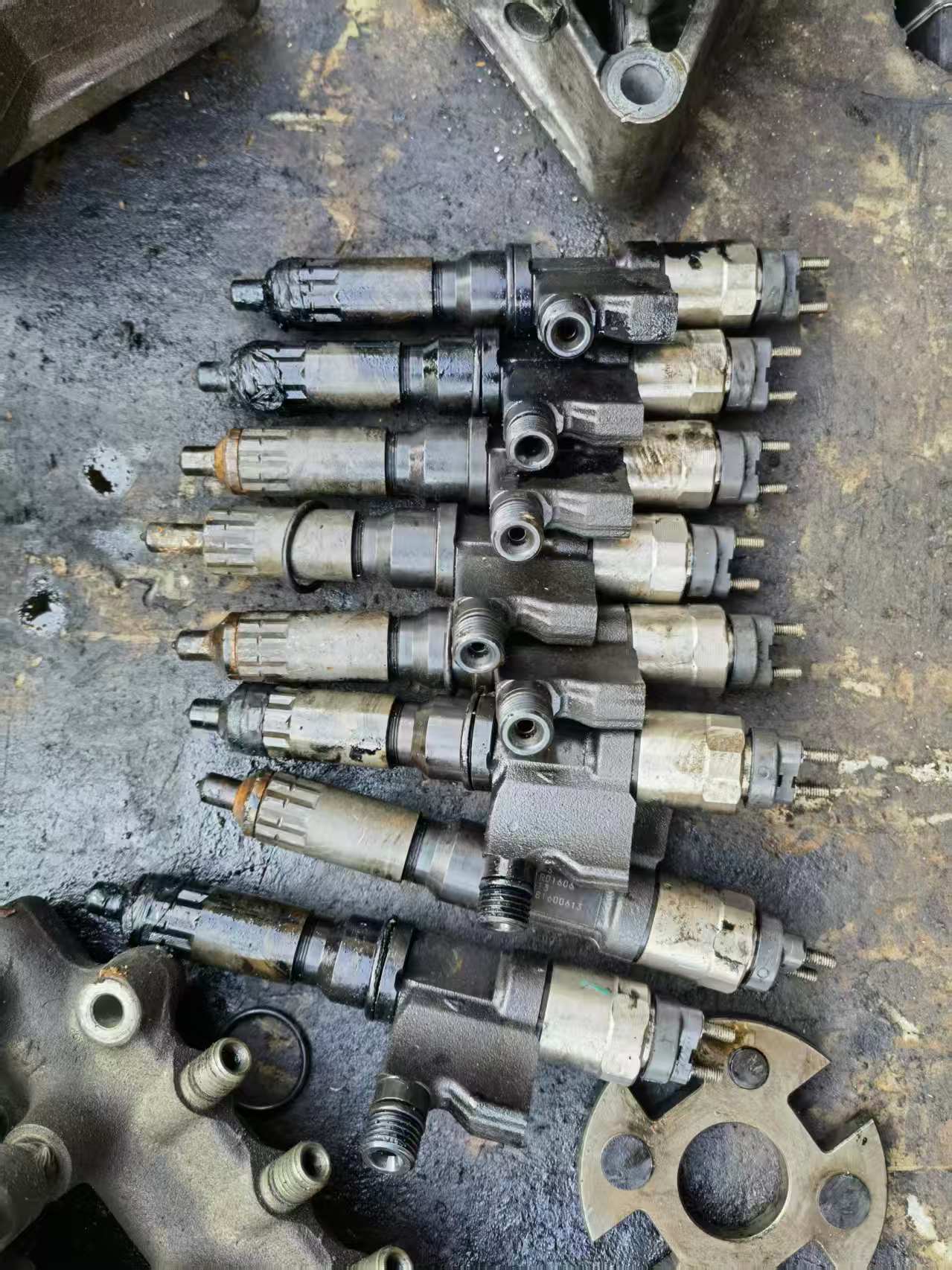 Used Genuine Isuzu 700P 4HK1 Diesel Fuel Injector