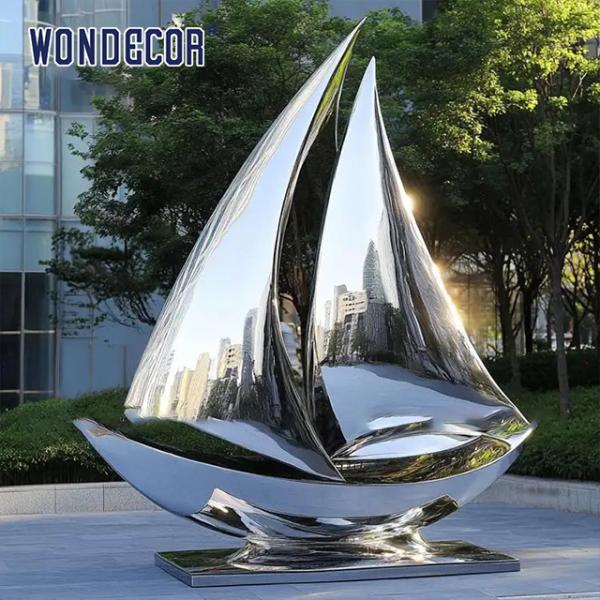 Sculpture de décoration d'art sur le thème de l'océan miroir sculpture de voilier en acier inoxydable