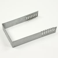 Les plaques sont attachées rapidement et efficacement à des poteaux.