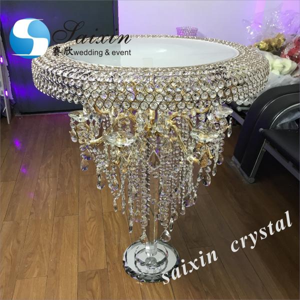 Decoração do evento Mesa de bolo de cristal Bela decoração da mesa do bolo de casamento