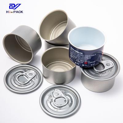 Des boîtes de conserve en forme ronde emballées avec des aliments différents tels que du bœuf / du poisson et les autres