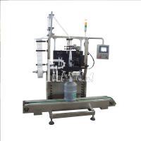 Le PVC marquent la machine à étiquettes de rétrécissement du gallon 1500BPH du petit pain 3