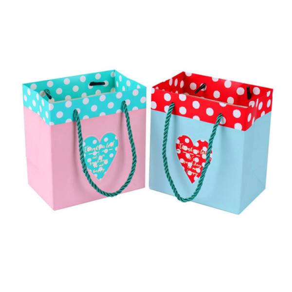 Boîte d'emballage en papier laminé mat avec structure pliante et plateau intérieur en mousse idéale pour une présentation sûre du produit