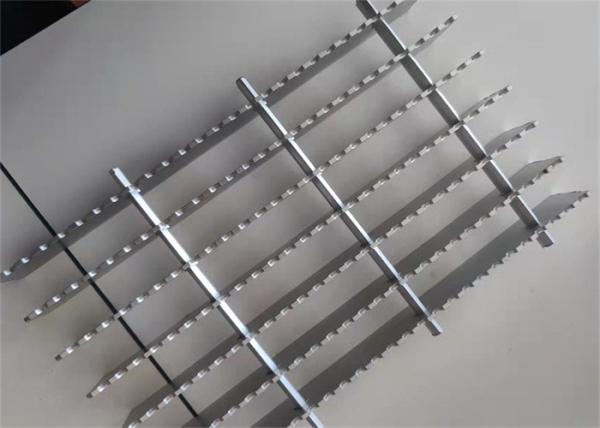 Pintura com pistola raspagem estampada de 32 x de 5mm serrilhada com passagens