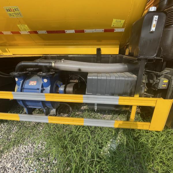 HOWO Heavy Duty 6 roues Camion d'égout 10CBM Volume du réservoir Couleur rouge Manche gauche