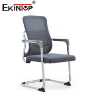 Cadeira de escritório de malha de estilo minimalista com braços