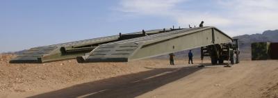 Carga seguida de até 60 toneladas usando a ponte mecanizada 21m do chassi do país de 8×8 Militarycross