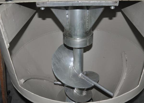 Iron Body 1.5kw Extruder Hopper , 900mm Storage Height Screw Feeder Hopper
