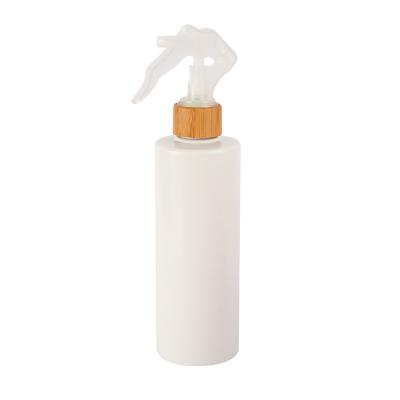 Bouteille de pulvérisation en bambou naturel en PET à épaules plates blanches pour tonifiant de parfum