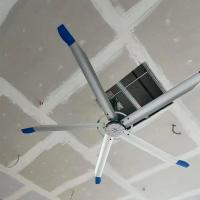 Application d'un ventilateur de plafond industriel de grande taille dans le centre sportif de basket-ball intérieur