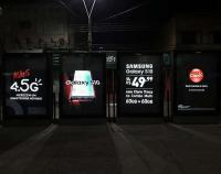 Assoalho de 49 polegadas que está o signage digital do totem exterior dobro dos lados