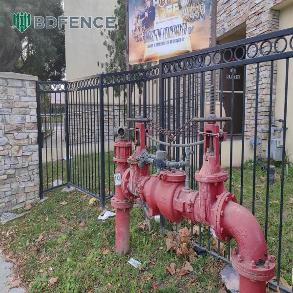 Наружный трубчатый стальной забор, исторически точный