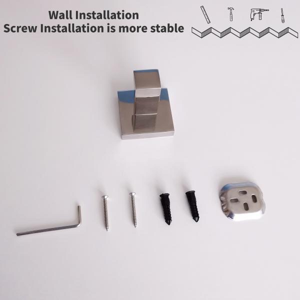 Os ganchos lustrados da veste do banheiro esquadram o gancho de aço inoxidável de toalha fixado na parede