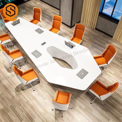 A tabela branca de superfície contínua da sala de conferências com imperceptível junta-se