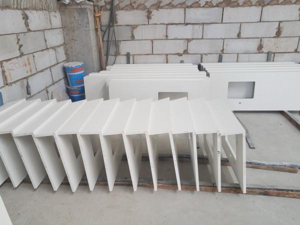 A mitra conecta a cor branca pura das bancadas do banheiro da superfície do sólido da borda