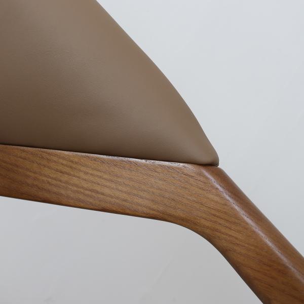 2023 Modern Design Solid Wood PU Leather Dining Room Arm Chair for Cafes Add Charm to Your Restaurant