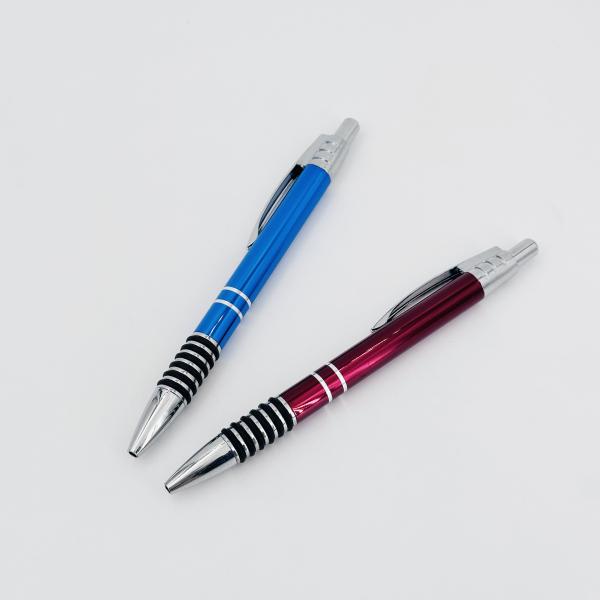 Un stylo à bille classique en aluminium antidérapant avec logo d'impression