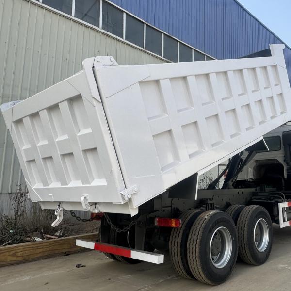 Sinotruck utilisé Howo Dump Truck 6x4 Euro 2 Spécification 5600X2300X1500mm Cisterne à carburant 300L Capacité de charge maximale de 30 tonnes