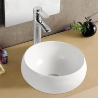 La salle de bains lisse et élégante de plan de travail descendent le lavabo ovale blanc de forme