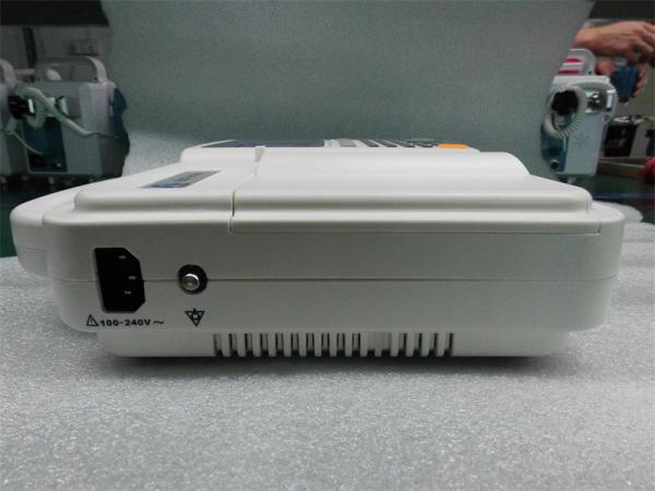 Diagnostique portable 12 plomb ECG machine 3 canaux avec interprétation Pour les cliniques Hôpitaux