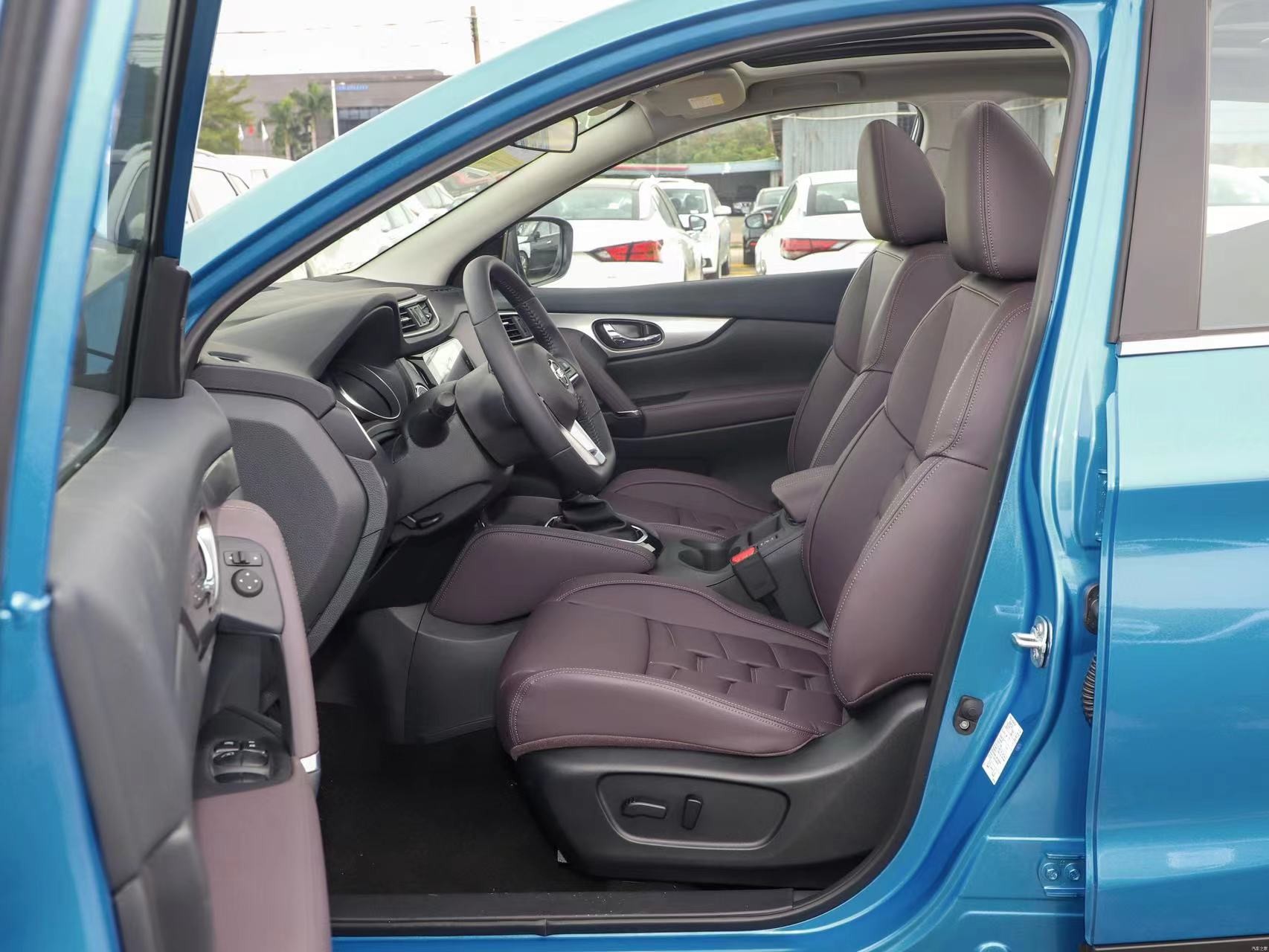 Бензин компакта SUV версии Nissan Qashqai 2022 2.0L CVT XV Zhixiang 5 мест