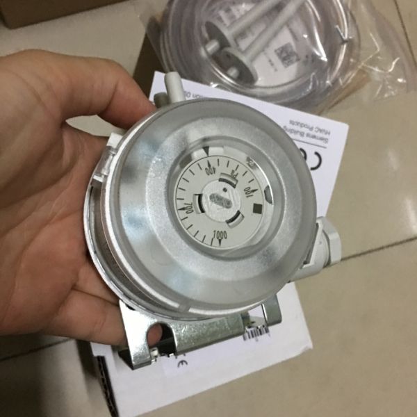 Siemens QBM81-10 Differential Pressure Switch For Air And Nonaggressive Gases