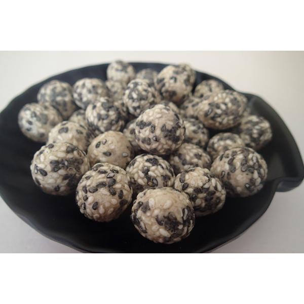 Черный белый сезам покрыл испеченных арахисами хрустящих шутих арахиса морской водоросли